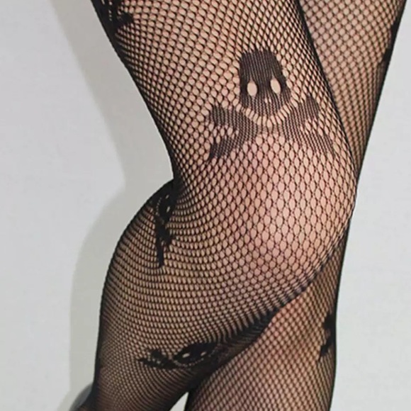 Sexy Skull & Crossbone Fishnet Pantyhose Stockings - Picture 11 of 16